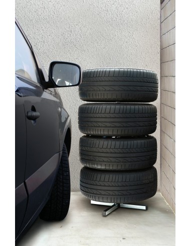 COLONNA PORTA CERCHI CON PNEUMATICI